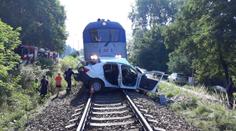 Auto vjelo na přejezdu přímo pod rychlík s 80 lidmi! Řidič zemřel