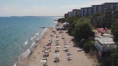 Češku šokovalo špinavé bulharské moře. Do nánosů řas se zabořila až po kolena