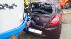 Tramvaj v Ostravě smetla auto! Ženu museli vyprostit hasiči