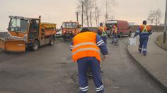 Místo zimní údržby opravy silnic. Dělníci už začali s jarními pracemi