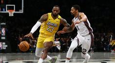 LeBron pomohl triple doublem k výhře Lakers, Lillard nastřílel 47 bodů