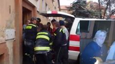 Unikátní video z Mimoně: Deset hasičů stěhovalo 250 kilo vážící paní!