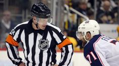 Šílenost v NHL: Sudí přišel v zápase o zuby, náhradní vozí v kalhotách!