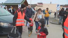 Slovenskou hranici překročili první uprchlíci. Pomáhají jim dobrovolníci