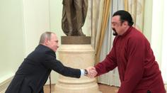 Putin verbuje těžký kalibr, Steven Seagal dostal ruský pas