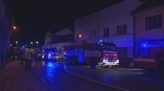 Na Kolínsku hořel dům s filiálkou spořitelny, střecha se zřítila