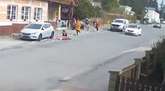 VIDEO: Auto se samovolně rozjelo. Srazilo ženu s kočárkem, několik metrů ho vláčelo