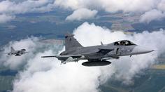 Poplach na českém nebi. V letadle nahlásili bombu, doprovázely ho gripeny