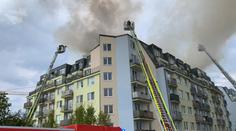 Požár bytu na pražském Chodově. Plameny se z půdy rozšířily na střechu