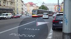 Ke srážce chybělo málo! Zrádné křížení s tramvají je pastí na řidiče