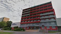 Nikola (15) vyskočila z pátého patra intru. Našli ji v kaluži krve