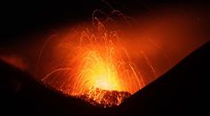 Sicilská sopka Etna se probudila. Lávu chrlí stovky metrů vysoko