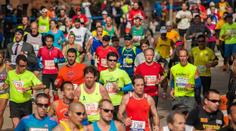 Hrdinský čin běžce na půlmaratonu. Soupeřku donesl do cíle na zádech