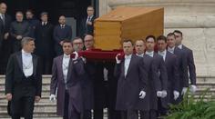 Poslední rozloučení s Benediktem XVI. Do Vatikánu dorazily tisíce lidí