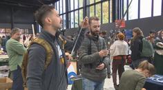 Šermířskou burzu navštívily davy lidí. Mohly tam pořídit vše potřebné k bitvě