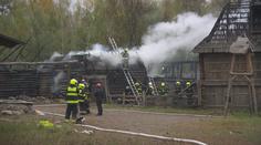 Hasiči zasahovali u požáru skanzenu Řepora v pražských Řeporyjích