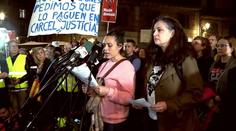 Lidé ve Valencii protestovali proti vládě. Při povodních úplně selhala, zlobí se