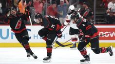 Carolina prvním postupujícím. Důležité výhry pro Vegas a Edmonton