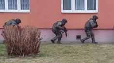 Muž z Plzeňska hrozil sousedům vystřílením. Policie u něj našla granátomet