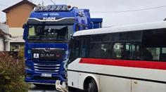 Autobus se na Jihlavsku čelně srazil s kamionem. Zranilo se 10 lidí