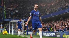 Skvělá oslava! Fanynka si narvala obličej Higuaína mezi prsa