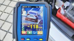 Frajírek v audi se prohnal kolem školy děsivou rychlostí. Jel skoro 120 km/h