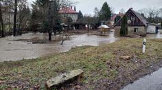Kvůli vichřici se srazila auta, tři děti jsou zraněné. Hasiči měli tisíce výjezdů