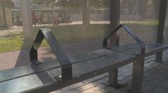 Ostrava zavádí zlepšovák proti opilcům. Na tyhle lavičky si nelehnou