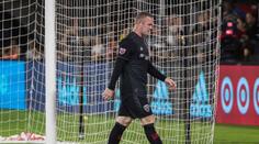 Rooney se při rohu neudržel, protihráči natáhl pěstí!