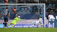 VIDEO: Schickův spoluhráč bizarně zazdil penaltu. Směje se mu celý internet