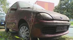 Autovraky trápí parkoviště po celém Česku. Obce se snaží zakročit