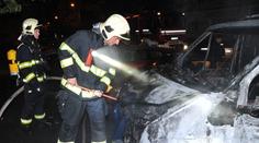 Hasiči zlikvidovali požár auta, o ulici dál začaly hořet další dvě