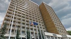 Z univerzitního hotelu vyskočila mladá žena! Vedení školy mlčí