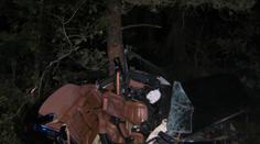 Řidič rozbil auto o strom, pro spolujezdce musel přiletět vrtulník