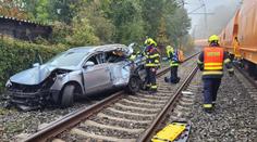 Vlak na přejezdu smetl auto. Vlekl ho po kolejích desítky metrů