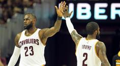 Cleveland je krok od finále, Boston rozebrali LeBron s Irvingem