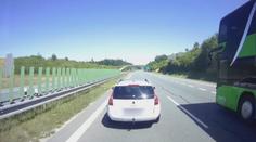 Řidič na D11 vybržďoval autobus. Ohrozil tak přes čtyřicet lidí