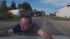 VIDEO: Muž skákal na projíždějící auta. Zpacifikovali ho policisté