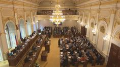 Poslanců o půlku méně, Senát zrušit úplně. Češi chtějí očesat parlament
