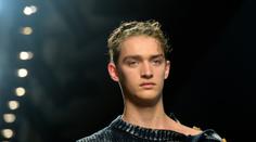 Poznáte, kdo je jeho otec? Syn slavného herce boduje jako model