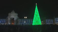 V Portugalsku rozsvítili 30 metrů vysoký strom složeného ze světel