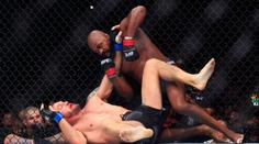 Jones vyhrál 22. zápas v UFC a obhájil titul. Jeho hvězdný soupeř ukončil kariéru