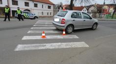 K přechodu se rychle hnalo auto, chlapce zachránila jeho sestra!