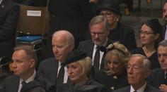 Trump se vysmál Bidenovi. Potupa, na pohřbu seděl vedle zemí třetího světa