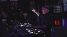 Kněz mixuje křesťanské písně s technem. Snaží se tím oslovit mladou generaci