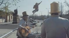Trampolínová show v Praze. Umělci přivezli lidem zábavu až pod okna