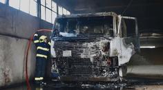 Hořící náklaďák poškodil vedlejší vozidlo i budovu. Lidé se ho pokusili hasit sami