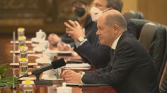Scholz přiletěl do Číny. V Německu si vysloužil ostrou kritiku