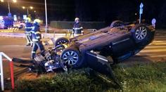 Svodidlo vymrštilo auto do vzduchu, po kotrmelci skončilo na střeše