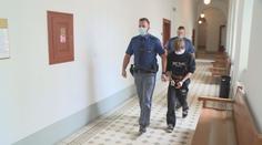 Otec a tři synové si vyslechli trest, za zneužívání školaček jdou do vězení